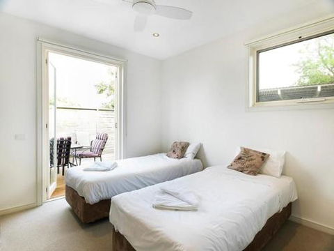ONE LEVEL At BROADBEACH RESORT - Accommodation ACT 6