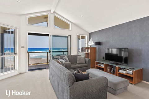 Absolute Waterfront At Anna Bay - Accommodation ACT 3
