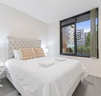HomeHotel Stylish Apt next to Train  Westfield