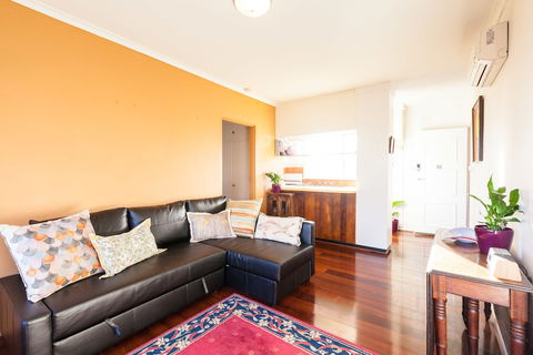 ELEANOR, 1BDR Fitzroy North Apartment - Accommodation ACT 2