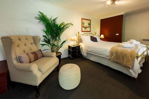 Holly Lodge - Accommodation ACT 6