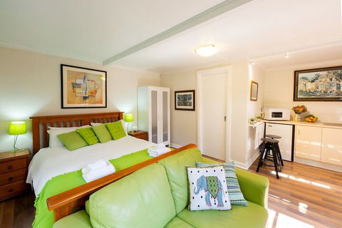 Holly Lodge - Accommodation ACT 7