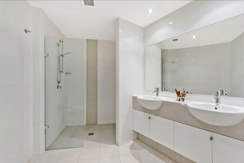 Coast Luxury Apartments 3 - Accommodation ACT 6
