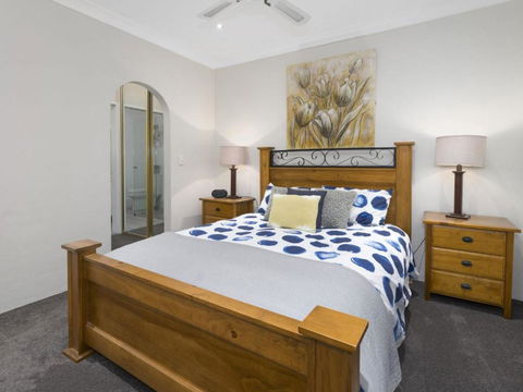 Lakeshore Apartments Unit 6 - Accommodation ACT 4