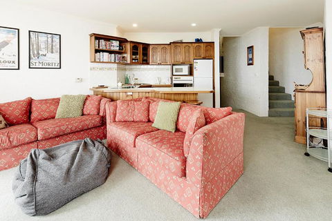 Beehive 14 - Accommodation ACT 4