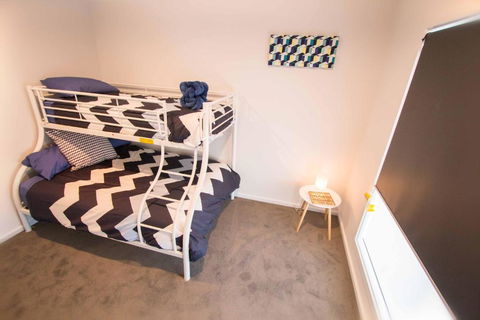 Contemporary â€˜Espritâ€™ With River Reserve Access - Accommodation ACT 4