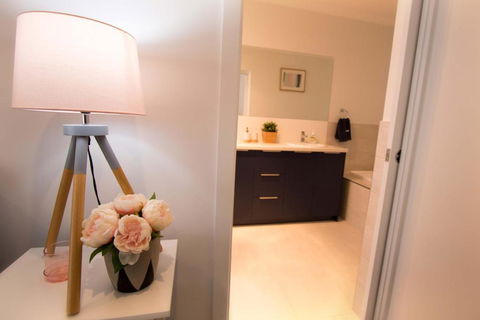 Contemporary â€˜Espritâ€™ With River Reserve Access - Accommodation ACT 1