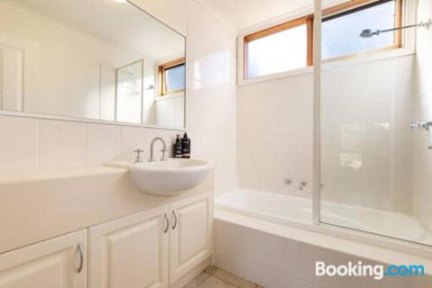 Acqua Vista Water View Fireplace Walk To Beach - Accommodation ACT 1