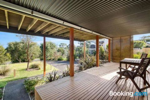 Acqua Vista Water View Fireplace Walk To Beach - Accommodation ACT 5