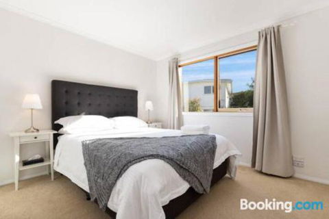 Acqua Vista Water View Fireplace Walk To Beach - Accommodation ACT 3