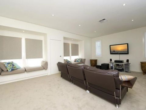 Echo Beach House 16 Reflections Dr Luxurious House With Magnificent Pool & Ducted Air - Accommodation ACT 3