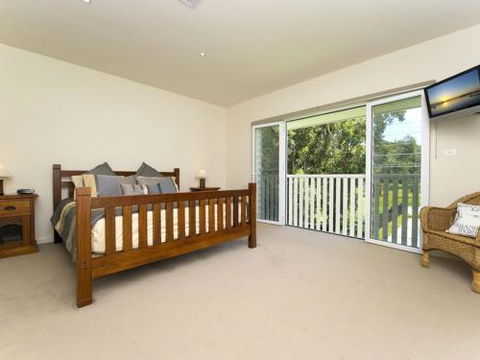 Echo Beach House 16 Reflections Dr Luxurious House With Magnificent Pool & Ducted Air - Accommodation ACT 1