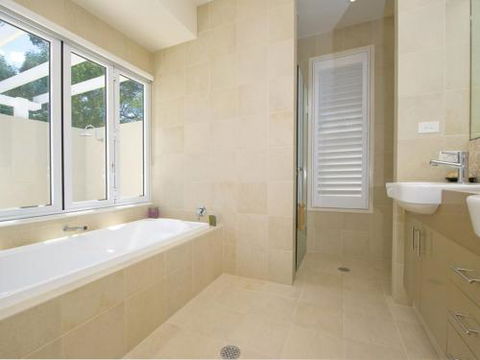 Echo Beach House 16 Reflections Dr Luxurious House With Magnificent Pool & Ducted Air - Accommodation ACT 6