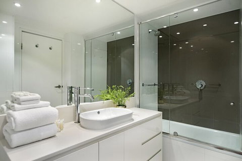 H Residences 2 Bedroom Ocean View In Surfers Paradise - Accommodation ACT 4