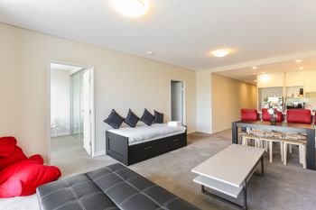 Spacious Apartment At Waitara - Accommodation ACT 6