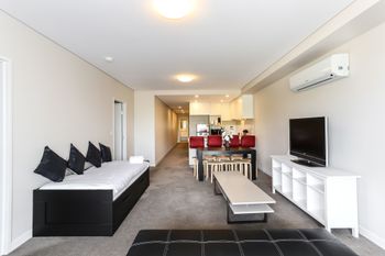 Spacious Apartment At Waitara - Accommodation ACT 2