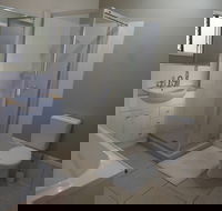 Queen Room With Airport Transfers Or Car Rental - Accommodation ACT