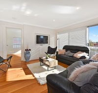 Spacious  Bright 4 Bedroom Home - Accommodation ACT