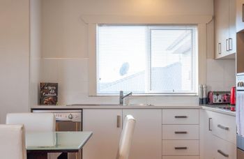 Spacious & Bright 4 Bedroom Home - Accommodation ACT 2
