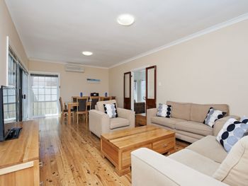 Longboard 11 Boulder Bay Road - Accommodation ACT 0