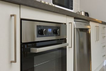 Spacious & Bright 1 Bedroom Apartment - Accommodation ACT 3