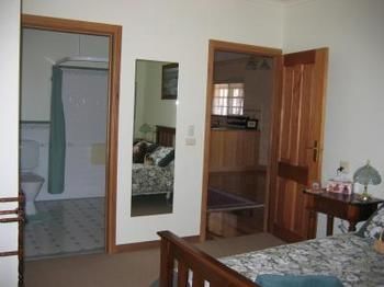 Buttercup Cottage & Private Apartment - Accommodation ACT 4