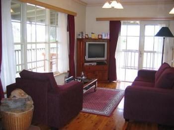 Buttercup Cottage & Private Apartment - Accommodation ACT 5
