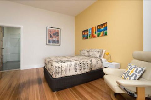 Penguin Waterfront Escape - Accommodation ACT 3
