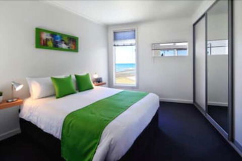 Penguin Waterfront Escape - Accommodation ACT 4