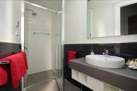 Penguin Waterfront Escape - Accommodation ACT 5