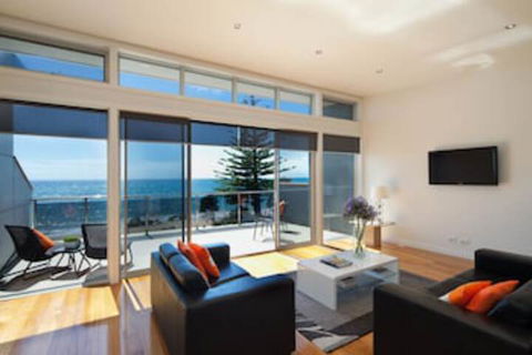 Penguin Waterfront Escape - Accommodation ACT 0