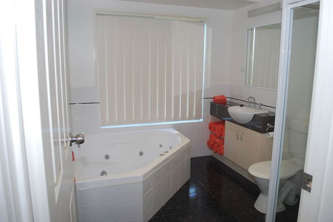 Lookout Holiday Units - Accommodation ACT 4