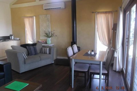 Outlook Hill Pavilion Suites & Spa Cottages - Accommodation ACT 3