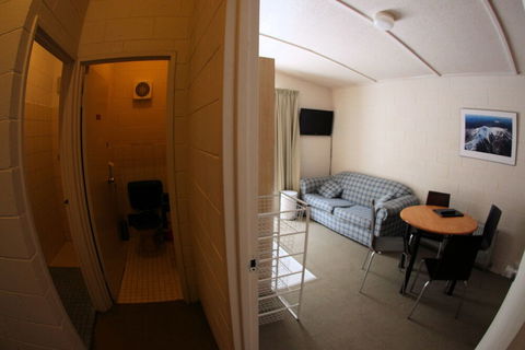 Sugarbush Lodge & Apartments - Accommodation ACT 3