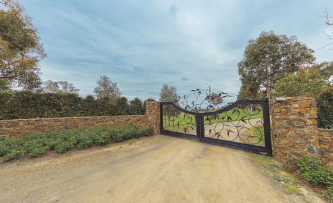 Outlook Hill Vineyard Cottages - Accommodation ACT 0