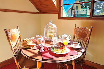 Mary Card's Coach House - Accommodation ACT 4