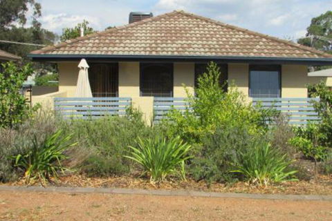The Pommy Tree - Accommodation ACT 4