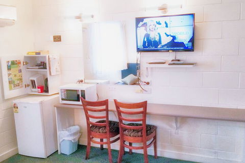 A & A Lodge Motel Emerald - Accommodation ACT 6