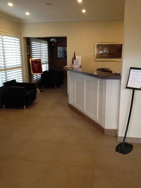 Francis Phillip Motor Inn - Accommodation ACT 3