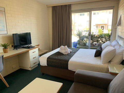 Crest Motor Inn - Accommodation ACT 6