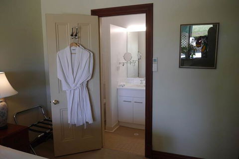 The Lodge Country House - Accommodation ACT 6