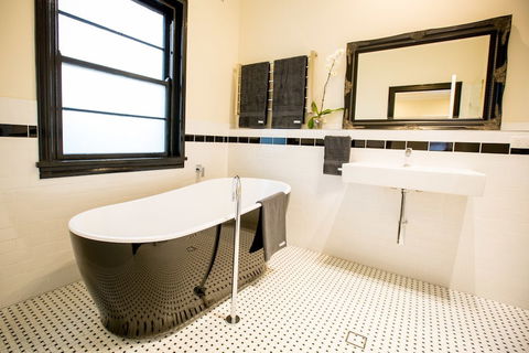 The Commercial Boutique Hotel - Accommodation ACT 5