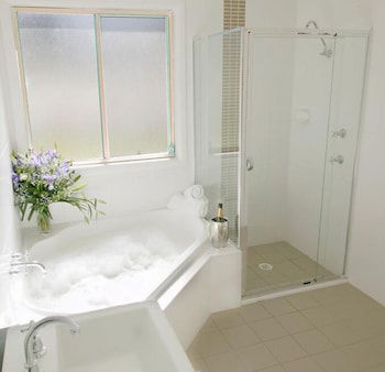 Nightingale Luxury Villas - Accommodation ACT 5