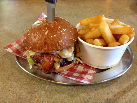 Piping Hot Chicken And Burger Grill - Accommodation ACT 0
