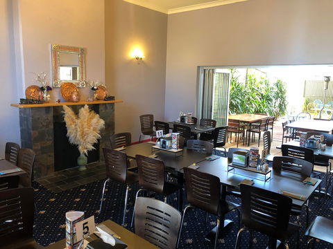 Harts Takeaway/Junction Hotel Peterborough - Accommodation ACT 2