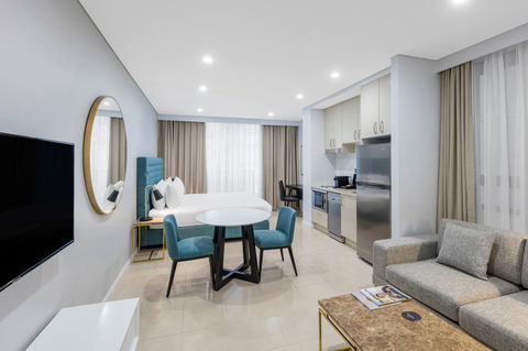 Meriton Suites Pitt Street - Accommodation ACT 6