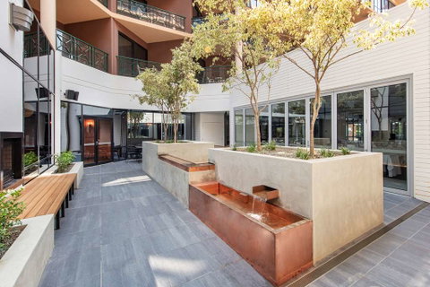 Amora Hotel Riverwalk Melbourne - Accommodation ACT 2