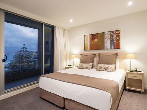 Oaks Liberty Towers - Accommodation ACT 1