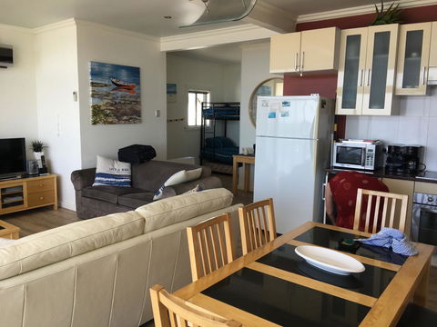 Crystal Blue Apartment - Accommodation ACT 23