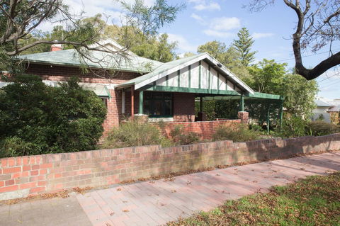 Cowan Street Bungalow - Accommodation ACT 13
